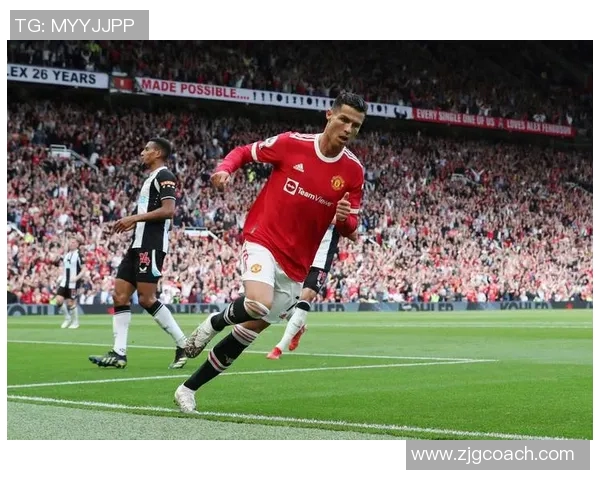 球迷疯狂冲场内抢C罗球衣欧冠赛场上演奇葩一幕